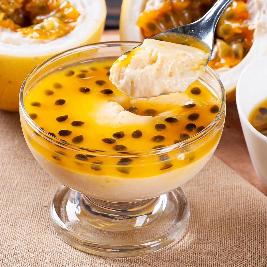 Mousse de maracuyá en copa de vidrio